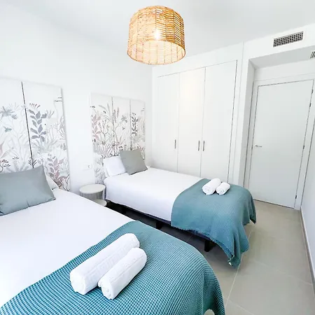 Family Penthouse With Sea Views In Cancelada 아파트 에스테포나